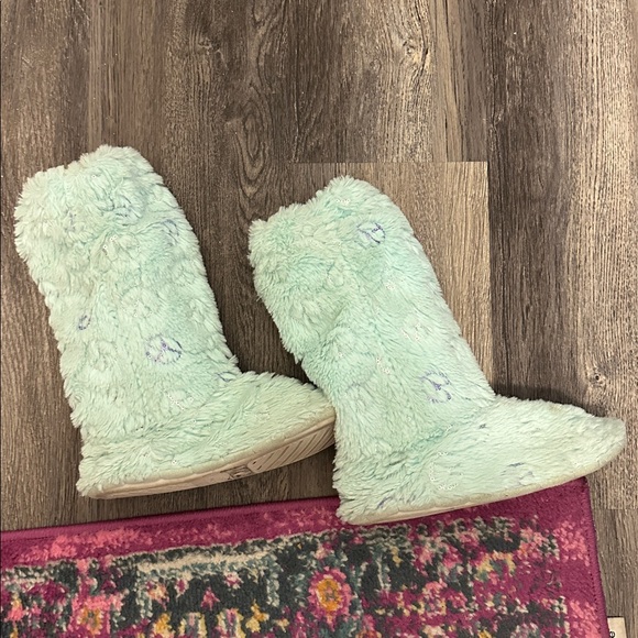 Justice Fur Boots 2/3 - Picture 4 of 4